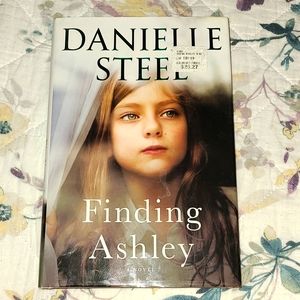 📖SOLD📖Danielle Steel Finding Ashley